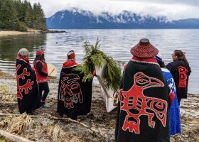 Petersburg unveils kéet yaakw with traditional canoe blessing at Sandy Beach